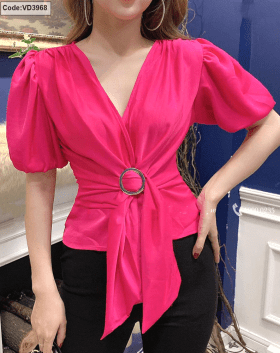Set áo hồng cổ đắp chéo cài logo kết hợp quần tây ống loe giá sỉ tận xưởng