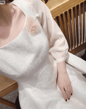 Đầm gấm trắng tay dài kết hoa